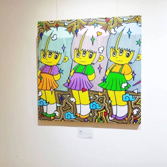 ポップな色彩と独特なタッチで描かれた3人の少女。彼女たちは一見かわいらしいが、よく見るとどこかミステリアスな雰囲気を漂わせている。背景の幾何学的な模様と、日本的な鬼のイメージが交錯し、現代アートの中に深いストーリーを感じさせる作品。

鮮やかな色使いと遊び心のあるディテールに引き込まれながら、その奥に潜むメッセージを探りたくなる一枚です。
この作品を見たあなたは、何を感じますか？

【作家紹介】
@shota_nakatsugawa
1987年 神奈川県生まれ。
2013年 東京藝術大学 美術学部 工芸科 漆芸専攻 卒業。
伝統工芸に魅せられ日本画を独学で学び、グラフィティのイメージを取り込む事に成功する。日本画界では珍しいシルクスクリーン技法を取り入れ、世界に通用する作品を世に排出している。伝統工芸が失われつつある日本の文化を、現代的なアートを取り入れることで今の時代にあった作品作りで各方面から絶大なる支持を得ている。 最近では、上野の森美術館、金沢２１世紀美術館と二代美術館での展示に成功し、2019年10月にはパリのルーブル美術館での出展も成功させた。BASE FOODとのサプライヤー契約も話題となり、メディア掲載。月刊アートコレクターズの2025年2月号では「完売作家」として取り上げられる、今日本で最も影響力のあるアーティストの１人。

-EXCLUSIVE GALLERY-
〒530-0001 大阪市北区梅田2-2-22 ハービスプラザエントB1F
TEL: 06-6344-7888 / OPEN:11:00-20:00

#exclusivegallery
#中津川翔太
#鬼女