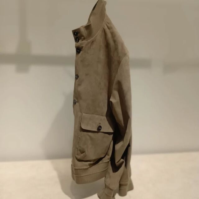 モレックの超軽量バルスター型ブルゾン

イタリア・フィレンツェ郊外にて50年以上の歴史を持ち、多くの有名ブランドの生産を手掛けてきた工房が、新たな挑戦として誕生させた「モレック」。ディレクターには、日本に数々の名ブランドを紹介してきた神藤光太郎氏と中新井淳平氏を迎え、唯一無二のレザーブランドとしてスタートしました。

このブルゾンには、非常に軽くしなやかなライトスエードを使用し、さらに裏地にジャージーボンディングを施すことで驚異的な軽さを実現。クラシックなデザインを踏襲しつつ、毛皮縫製に用いられる「突き合わせ縫製」を熟練の職人が採用することで、革の繋ぎ目に厚みや段差が生じず、洗練されたシルエットに仕上がっています。

また、スエードの裏側にジャージーをボンディングすることで、裏地のない一枚仕立てながらもスムーズな着心地を実現。ニットやカットソー、デニムとのカジュアルな組み合わせはもちろん、ドレストラウザーズと合わせることで上品なスタイルにもマッチします。

イタリアンレザーブルゾンの定番であるバルスター型を、現代的な感性で再構築。素材、シェイプ、縫製技術の進化によって生まれたこの一着は、洗練された大人の装いにふさわしいモダンな印象を与えます。ベージュの上品な色合いが、エレガントなコーディネートを引き立て、幅広いシーンで活躍すること間違いありません。

-EXCLUSIVE HERBIS MEN'S-
〒530-0001 大阪市北区梅田2-2-22 ハービスプラザエント　B1F
TEL:06-6341-0888/OPEN:11:00-20:00

#EXCLUSIVE
#moled
#モレック
#神藤光太郎
#KotaroShindo
#中新井淳平
#JunpeiNakaarai