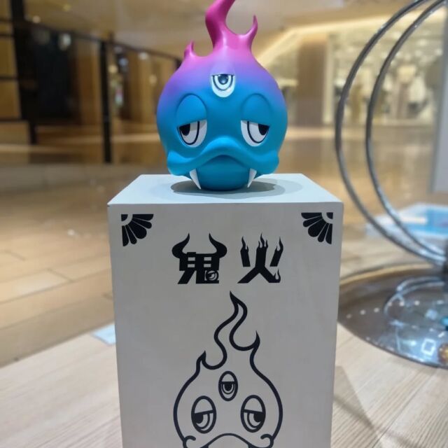 鬼火 - ONIBI

神秘的な青と紫のグラデーションに包まれたこの「鬼火」は、妖しげな存在感を放つ。三つ目の視線と憂いを帯びた表情が、異世界との境界を曖昧にし、どこか愛らしさも感じさせる。

伝統とストリートカルチャーが融合した唯一無二のアートピース。
この魅惑的な炎が、あなたの心にも灯りますように。

【作家紹介】
@shota_nakatsugawa
1987年 神奈川県生まれ。
2013年 東京藝術大学 美術学部 工芸科 漆芸専攻 卒業。
伝統工芸に魅せられ日本画を独学で学び、グラフィティのイメージを取り込む事に成功する。日本画界では珍しいシルクスクリーン技法を取り入れ、世界に通用する作品を世に排出している。伝統工芸が失われつつある日本の文化を、現代的なアートを取り入れることで今の時代にあった作品作りで各方面から絶大なる支持を得ている。 最近では、上野の森美術館、金沢２１世紀美術館と二代美術館での展示に成功し、2019年10月にはパリのルーブル美術館での出展も成功させた。BASE FOODとのサプライヤー契約も話題となり、メディア掲載。
月刊アートコレクターズの2025年2月号では「完売作家」として取り上げられる、今日本で最も影響力のあるアーティストの１人。

-EXCLUSIVE GALLERY-
〒530-0001 大阪市北区梅田2-2-22 ハービスプラザエントB1F
TEL: 06-6344-7888 / OPEN:11:00-20:00

#exclusivegallery
#中津川翔太
#鬼火
#ONIBI