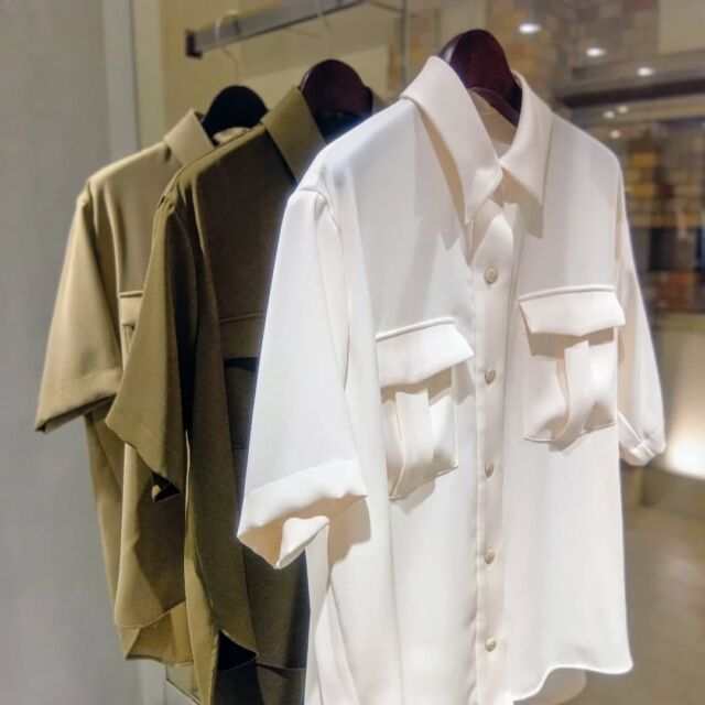 【都会に馴染む、リラックスと品のバランス。】

ほんのりオーバーシルエットで仕上げたサファリテイストのシャツは、しなやかで落ち感のある上質素材が魅力。
さらりと羽織るだけで、こなれた雰囲気に導いてくれます。

胸元には立体感のあるパッチポケットを、フロントにはウッド調ボタンを配し、ナチュラルなアクセントをプラス。
ボタンを留めて綺麗めに着こなすのはもちろん、襟を抜いてラフに纏うのもおすすめです。

カラーは、柔らかく上品なオフホワイト、涼しげなムードのダークベージュ、シャープな印象のカーキの3色をご用意。

新作パンツ「SEA」やチノパンツ「GINGER」と合わせて、自然体ながらも洗練された大人のスタイルをお楽しみください。

-exclusive + HERBIS WOMEN'S-
〒530-0001 大阪市北区梅田2-2-22 ハービスプラザエント　B1F&B2F
TEL:06-6341-0889/OPEN:11:00-20:00