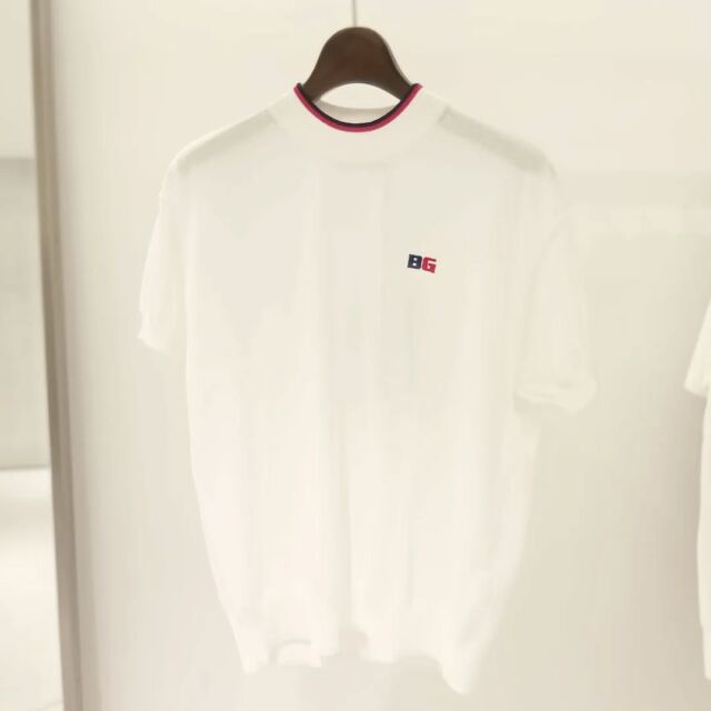 【ゴルフでも街でも映える、“品と軽やかさ”を纏う一枚。】

スポーツの機能性と、大人の女性にふさわしい上質さを両立したニットポロシャツ。
トリコロールカラーのロゴとラインが、プレッピーでエレガントなアクセントに。

コットン×ポリエステルの混紡糸で編まれたニット地は、柔らかくしなやかな肌触り。
軽量でケアも簡単。アクティブな一日も、さらりと心地よく過ごせます。

もちろんこれは、ゴルフ場だけで終わらないウェア。
タウンユースにも自然に馴染むデザインだから、リゾートでもシティでも活躍。
機能的で美しく、“大人の余裕”を感じさせるスタイルが完成します。

今季の【CLASSICUS コレクション】は、トリコロールをキーワードに展開。
SOFILETA社製の軽量撥水素材を使ったアウターや、洗練されたボトムスもラインナップ。

女性らしさと快適さを兼ね備えたゴルフスタイルを、ぜひ店頭でご体感ください。

-exclusive + HERBIS WOMEN’S-
〒530-0001 大阪市北区梅田2-2-22 ハービスプラザエント B1F & B2F
TEL:06-6341-0889 / OPEN:11:00-20:00

#BRIEFINGGOLF
#CLASSICUS
#レディースゴルフウェア
#ニットポロ
#トリコロール
#大人のゴルフスタイル
#スポーツとエレガンスの融合
#HERBISWOMENS
#機能美
#抜け感スタイル
#春夏コーデ
#都会派ゴルフ