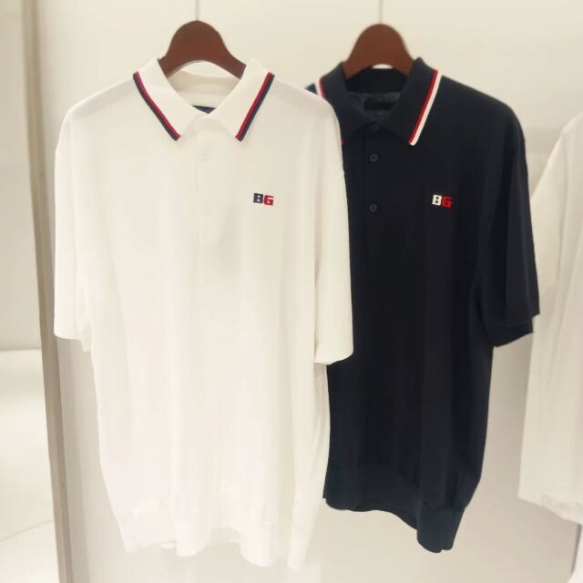 【プレッピーで上品、だけど芯に“タフさ”を秘めた一枚。】

クラシックな雰囲気と、現代的な機能美。その絶妙なバランスが魅力のニットポロ。
トリコロールカラーのラインとロゴが、プレッピーなアクセントとして効いています。

素材はコットン×ポリエステルの混紡ニット。
軽やかで肌触りも柔らかく、ポリエステルが入っていることでデイリーケアもイージー。
スポーツシーンはもちろん、街中での“抜け感”あるスタイリングにもハマります。

そして、このポロシャツを含む【CLASSICUS コレクション】は、BRIEFING GOLFの今季注目ライン。
洗練された機能性と、都会に映えるラグジュアリー感。まさに“大人のためのゴルフウェア”。

「スポーツの現場でも、街でもかっこいい」──
そんなワードローブをお探しの方に、ぜひ袖を通していただきたい一着です。

-EXCLUSIVE HERBIS MEN'S-
〒530-0001 大阪市北区梅田2-2-22 ハービス PLAZA ENT B1F
TEL: 06-6341-0888 / OPEN: 11:00-20:00

#BRIEFINGGOLF
#CLASSICUS
#ニットポロ
#トリコロール
#大人のゴルフスタイル
#スポーツラグジュアリー
#エレガンスを日常に
#HERBISMENS