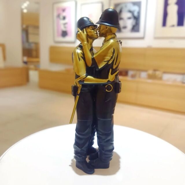 【反骨とエレガンスが交差するアートピース。】

一見、ユーモラス。
でもその奥にあるのは、固定観念を揺さぶる問いかけ。

強さとは何か。愛とはどこにあるのか。
そして、私たちは“当たり前”を疑えているのか。

ロンドンのストリートを震わせたバンクシーの名作「Kissing Coppers」を、
ゴールド×ブラックでリファインした現代アートフィギュア。
ただのインテリアでは終わらない、空間の主役になる存在です。

部屋に置くだけで、日常に“会話”が生まれる。
そんな知的で挑発的なアイテムこそ、大人の選び方。

-EXCLUSIVE GALLERY-
〒530-0001 大阪市北区梅田2-2-22 ハービスプラザエントB1F
TEL: 06-6344-7888 / OPEN:11:00-20:00

#Banksy
#KissingCoppers
#アートな暮らし
#大人の遊び心
#ストリートアート
#インテリアオブジェ
#モダンアート
#空間の主役
