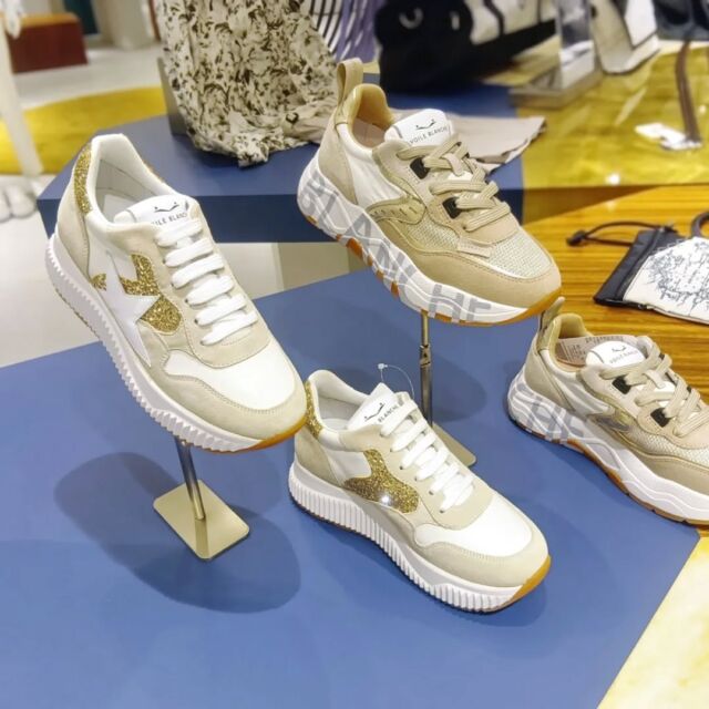 【VOILE BLANCHE｜WOMEN’S POP-UP 開催中】

洗練された佇まいと、計算されたボリューム感。
〈ヴォイルブランシェ〉のスニーカーは、“品よくカジュアルを楽しみたい大人の女性”にこそ履いてほしい一足。

ミニマルで都会的、それでいてどこか柔らかさを感じさせる表情。
スカートにもパンツにも、自然と馴染んでくれるバランスが魅力です。

現在、ウィメンズのポップアップを店頭にて開催中。
ぜひこの機会に、スタイルを引き立てる1足を見つけてみてください。

-exclusive + HERBIS WOMEN’S-
〒530-0001 大阪市北区梅田2-2-22 ハービスプラザエント B1F & B2F
TEL:06-6341-0889 / OPEN:11:00-20:00

#VOILEBLANCHE 
#ヴォイルブランシェ 
#大人スニーカー 
#上質な日常 
#ラグジュアリーカジュアル 
#大人の足元 
#洗練スニーカー